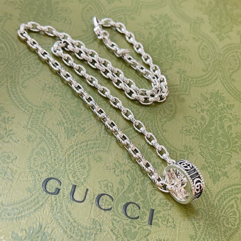 G*u*i necklaces
